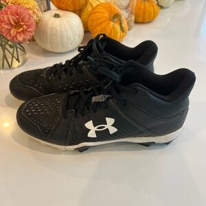 Under Armour men’s baseball shoes, size 9 only worn a few times.
